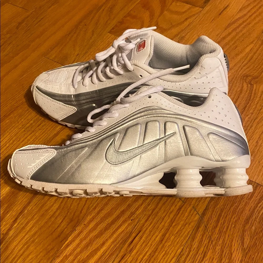 Nike Shox R4 GS Size W 7.5 ( Youth 5.5Y EUR 38) White/Silver EUC - Picture 4 of 12